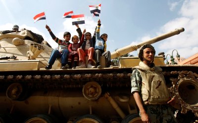 Дети фотографируются на танке напротив Каирского музея на площади Тахрир, 2011 год