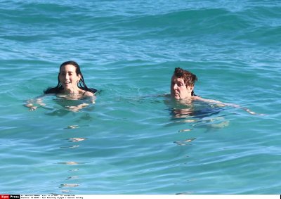 Paul McCartney koos naisega veemõnusid nautimas.
