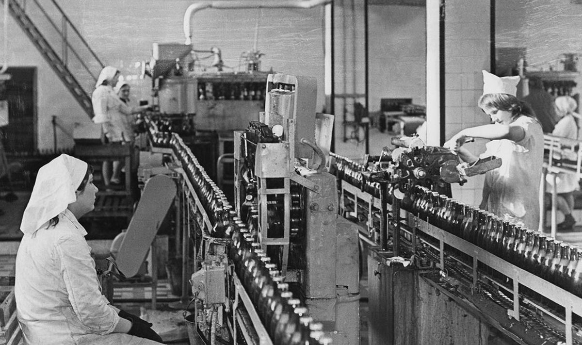 Klaaspudelis õllede villimisliin tootlikkusega 6000 pudelit tunnis, 1960ndad.