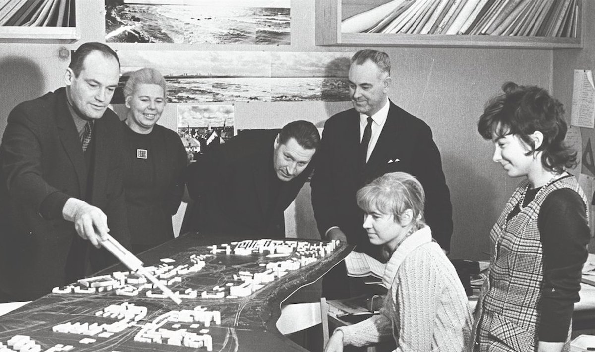 Nemad mõtlesid välja Lasnamäe: Mart Port, Malle Meelak, Hugo Sepp, Karl Tallo, Ene Aurik ja Irina Raud Lasnamäe maketi juures, detsember 1972