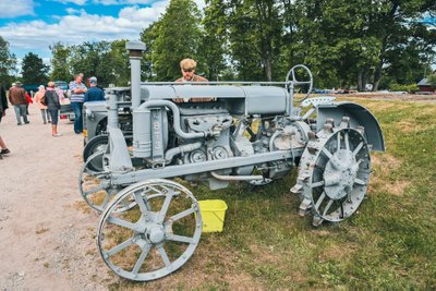 Nõukogude Venemaal 1944–1954 toodetud traktor Universal 2. See masin oli omal ajal Põltsamaa MTJis kasutuses.