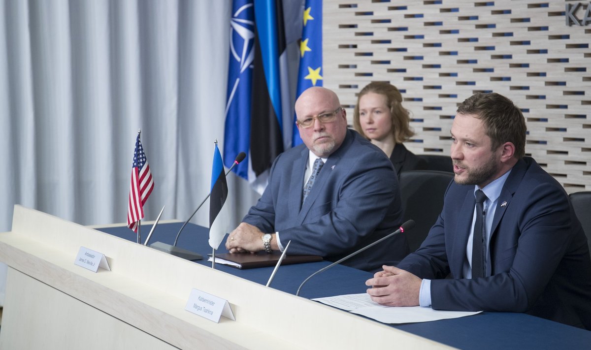 Ameerika Ühendriikide endine suursaadik Eestis James Melville (suursaadik aastatel 2015-2018) ja Margus Tsahkna. Foto tehtud 17. jaanuaril 2017.