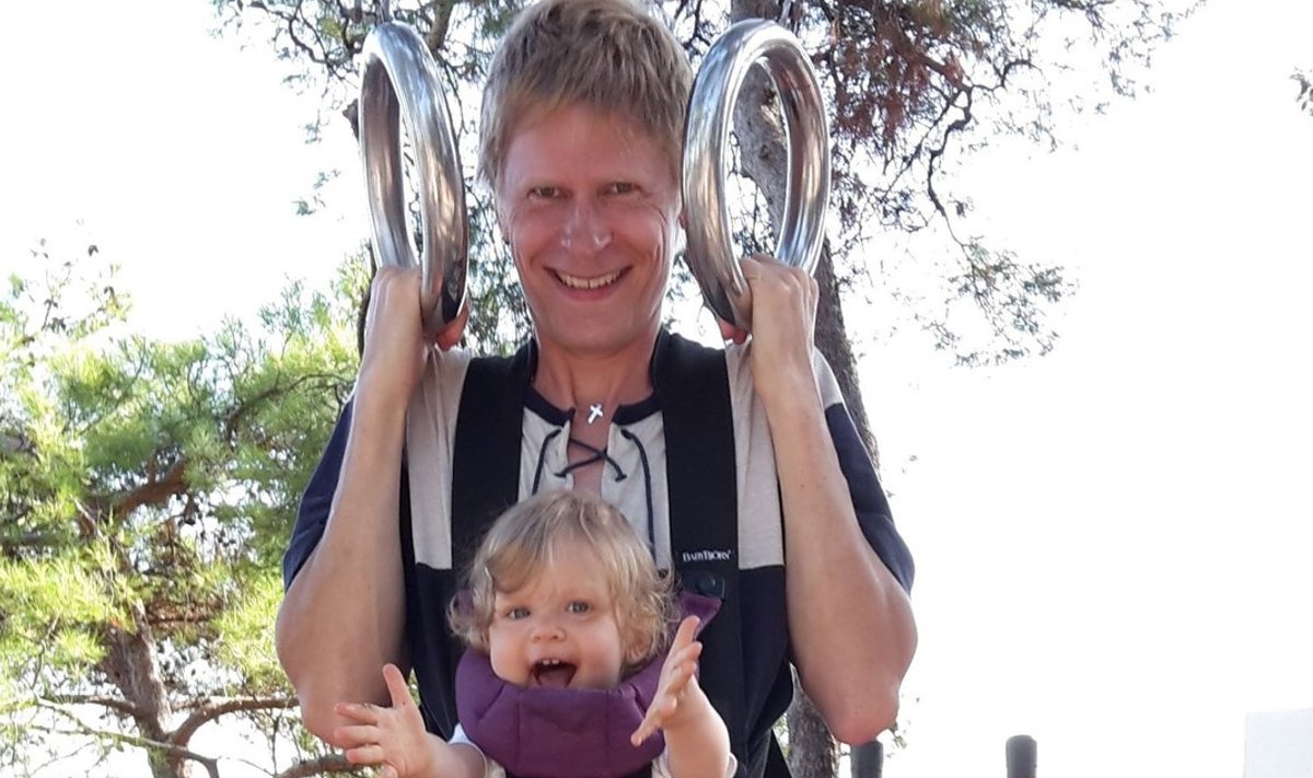 Indrek Kald on püüdnud lastega võimalikult palju reisida. Pildil on ta koos pisitütre Roosi Elleniga Horvaatias ühes linnapargis. Kaks poega kaadrisse ei mahtunud.