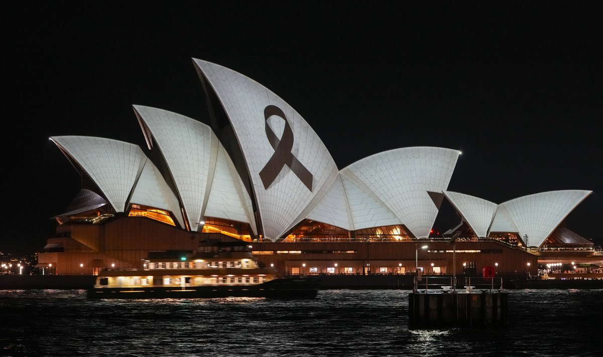 Musta lindi kujutis Sydney ooperimajal kaubanduskeskuses toimunud rünnaku ohvrite mälestamiseks.