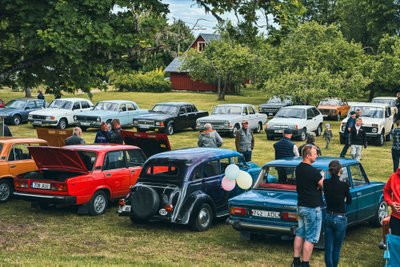 Omaette väljapaneku oleks saanud teha nõukogudeaegsetest sõiduautodest. Nende kogumine ja kordategemine võtab tuure, ka Pajusi näitusel kippusid just sedalaadi sõidukid domineerima.