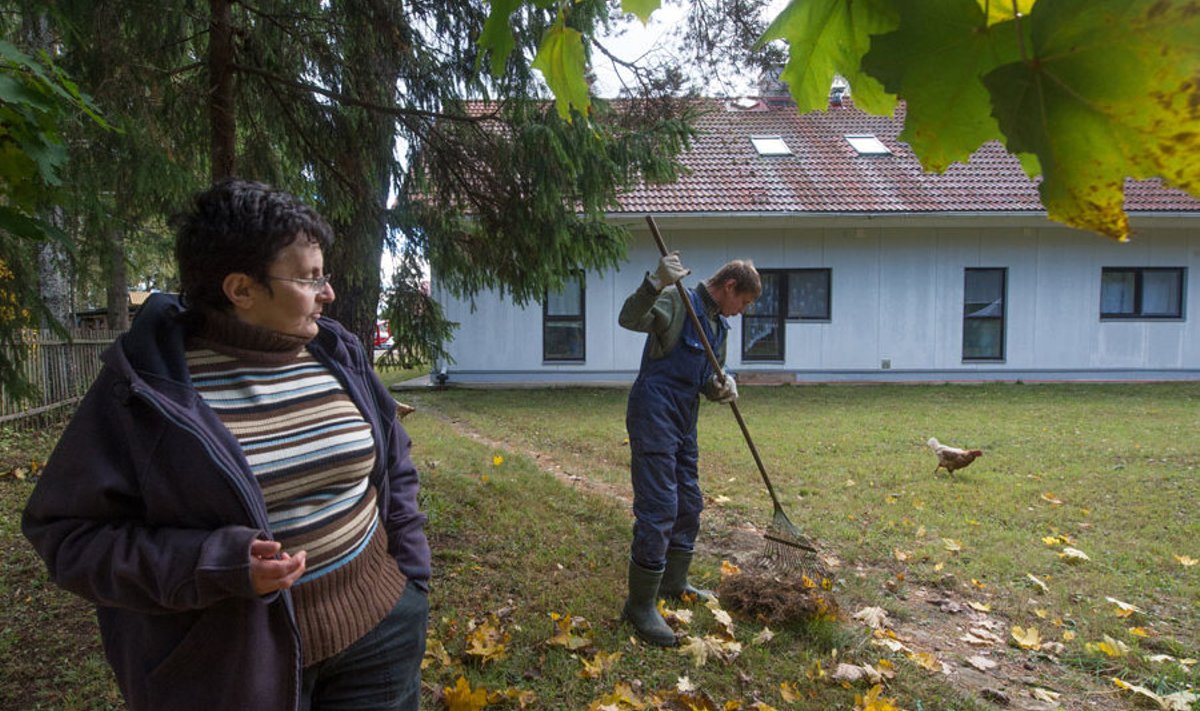 Võõrutustalu viimane kasvandik Andrei ja perenaine Linda Mikson valmistuvad talveks tühjaks jäänud majas