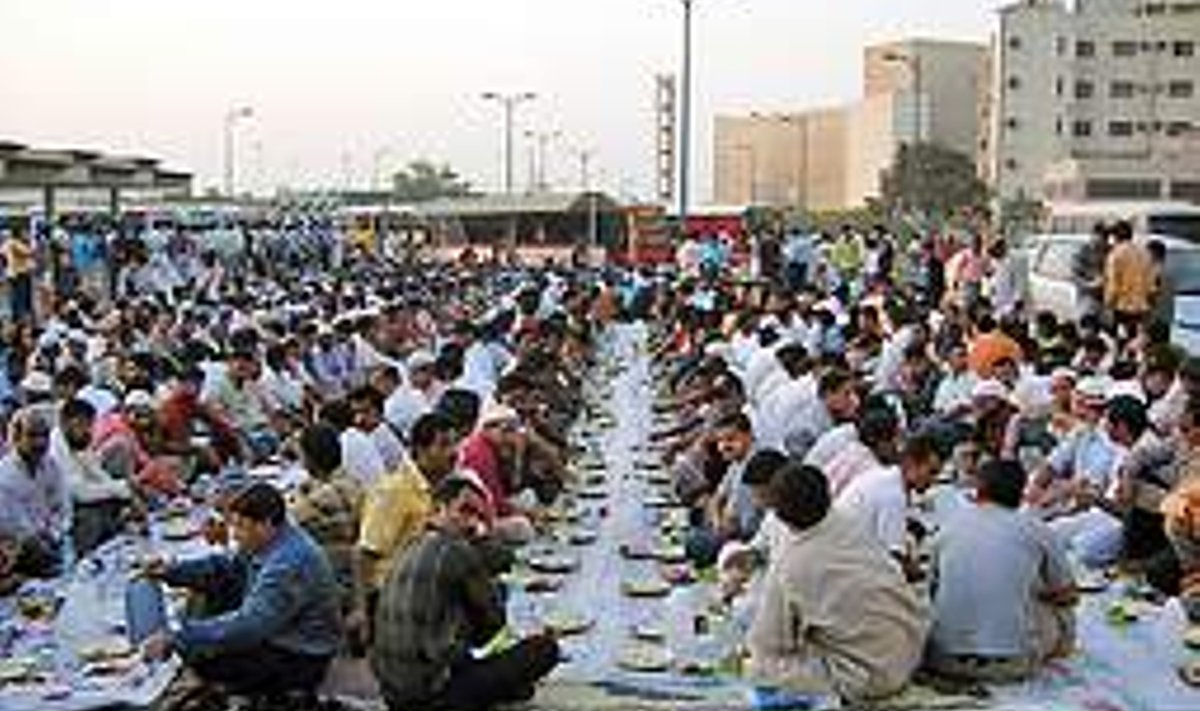 SIIS KÕIK LAUDA ISTUSID: Võõrtöölistele mõeldud heategev iftar-õhtusöök Dubais. RIINA BELJAJEV