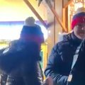 ВИДЕО | На Ратушной площади пара чуть не осталась без шапок, потому что полицейские перепутали флаги России и Словакии