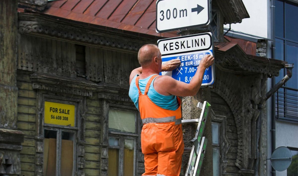 Peamiselt Tallinna linnalt tellimusi saav Signaal teenis mullu 200 000 eurot puhaskasumit. Fotol kleebitakse parkimise kroonihindadele juurde eurohindu.