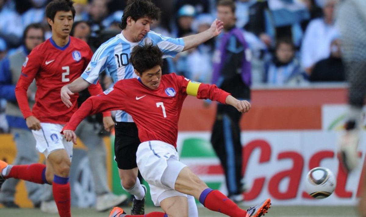 Ji-Sung Park koondise särgis 2010. aasta MM-il Lionel Messiga palli eest võitlemas