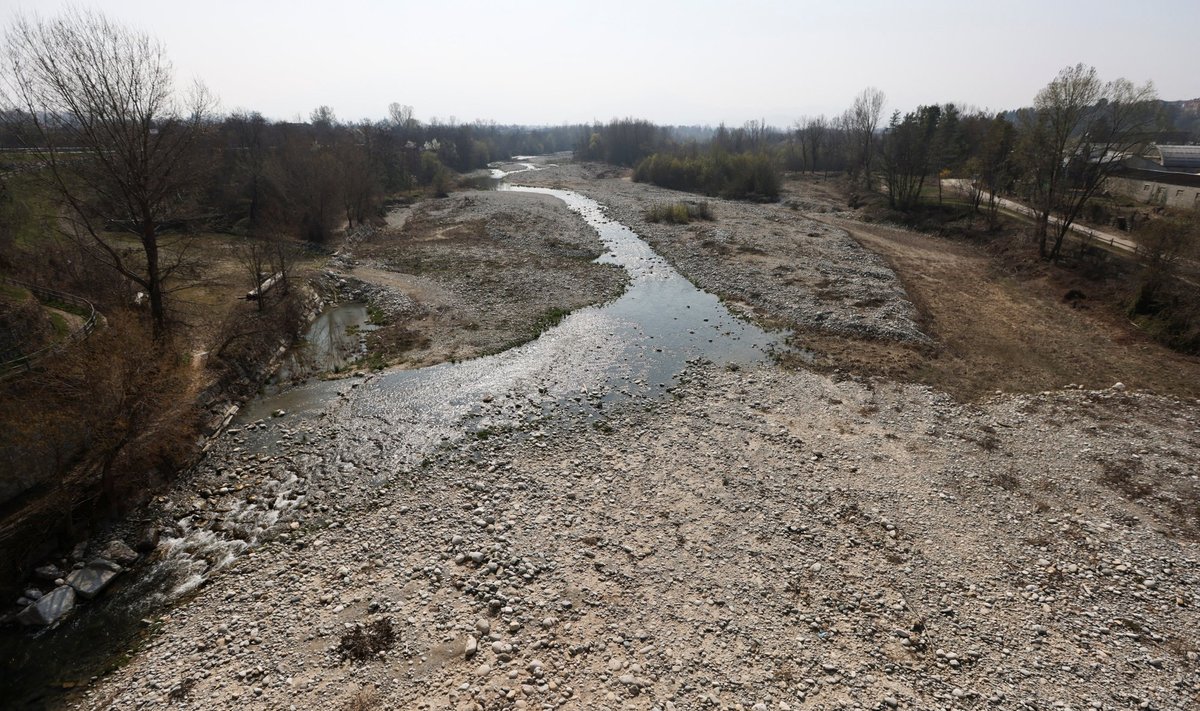Vaade Gesso kuivale jõesängile. Itaalia suured mageveereservuaarid Cuneos on viimase 70 aasta suurima põua tõttu kuivad.
