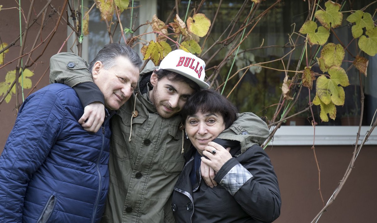 Tigran Gevorkjani (keskel) naljadele annab ainest armeenia perekond. Pildil koos isa Ferdinandi ja ema Karinega nende Paide kodumaja viinamarjapuu taustal