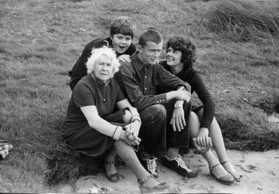 VEND TULI KOJU: Linda Põder, Nõukogude armeest puhkusel olev Jaan, Andres ning Rosa Anvelt. Suvi 1984.