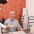 Ekspert selgitab: 28 suurimat viga, mida kelner või ettekandja vältima peaks
