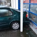 FOTOD: Lapselapsele autot ostma läinud vanahärra tagurdas proovisõidul sõidukiga vastu kindlustusfirma klaasseina