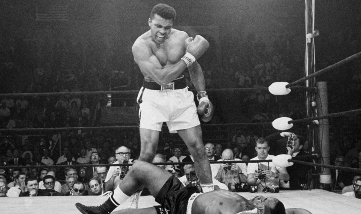 Maailma kuulsaim poksipilt. Muhammad Ali, toona veel Cassius Clay on Sonny Listoni põrandale virutanud ja kroonitakse absoluutseks maailmameistriks.