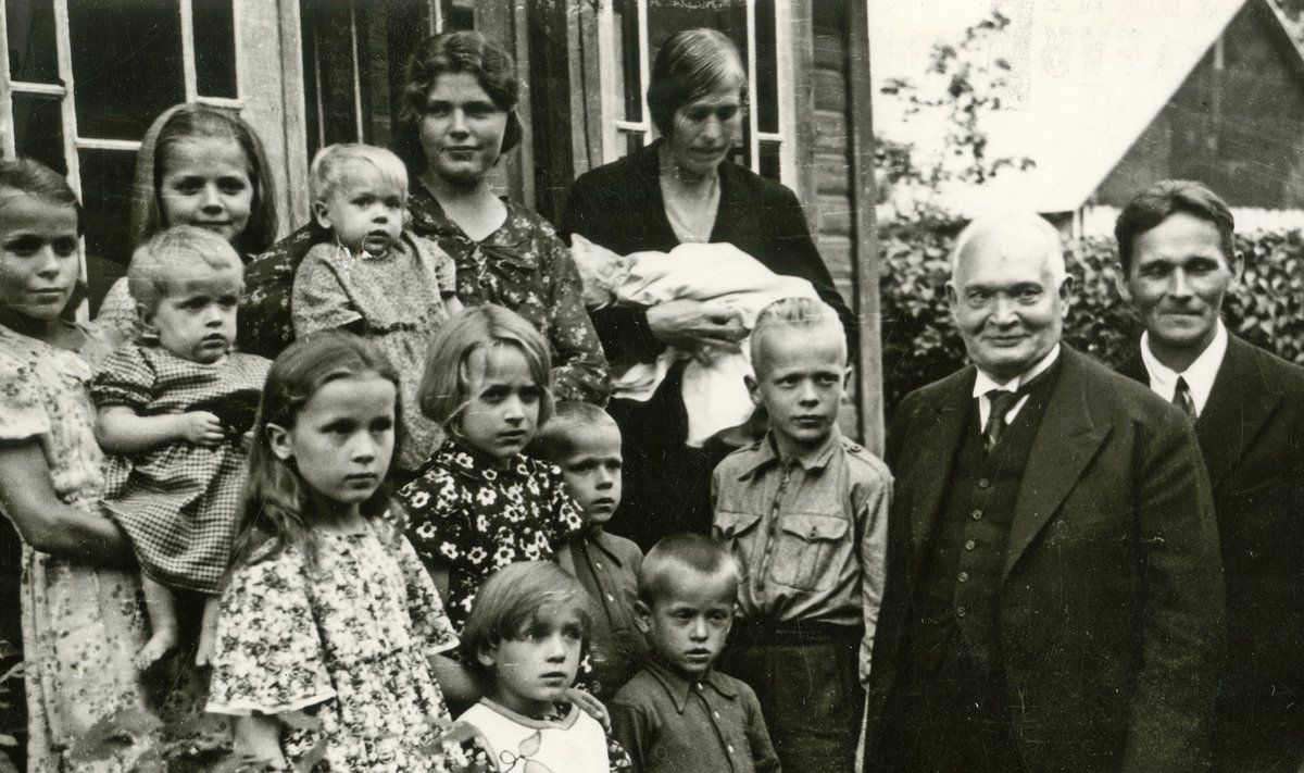 NÄIDISPERE: President Konstantin Päts käis augustis 1938 Hiiumaa lasterikkaimal, 12lapselisel Piilide perel külas ja kinkis pesamunale 300 krooni hambarahaks.