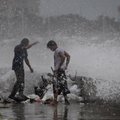 FOTOD: Hongkong ja Hiina lõunarannik on hirmul: lähenemas on 30 aasta suurimaks taifuuniks peetav Usagi