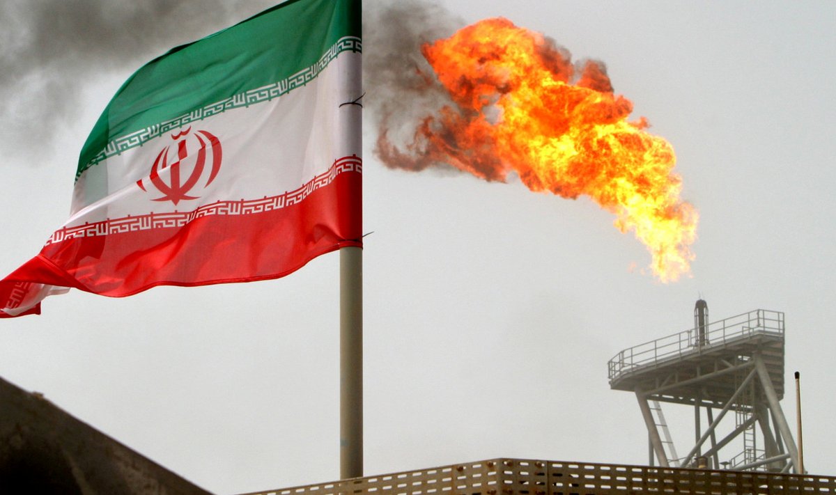 Iraani lipp Pärsia lahe naftaplatvormil.