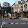 Шесть человек погибли при нападении в торговом центре Сиднея. Нападавший убит; он, вероятно, страдал от психического расстройства