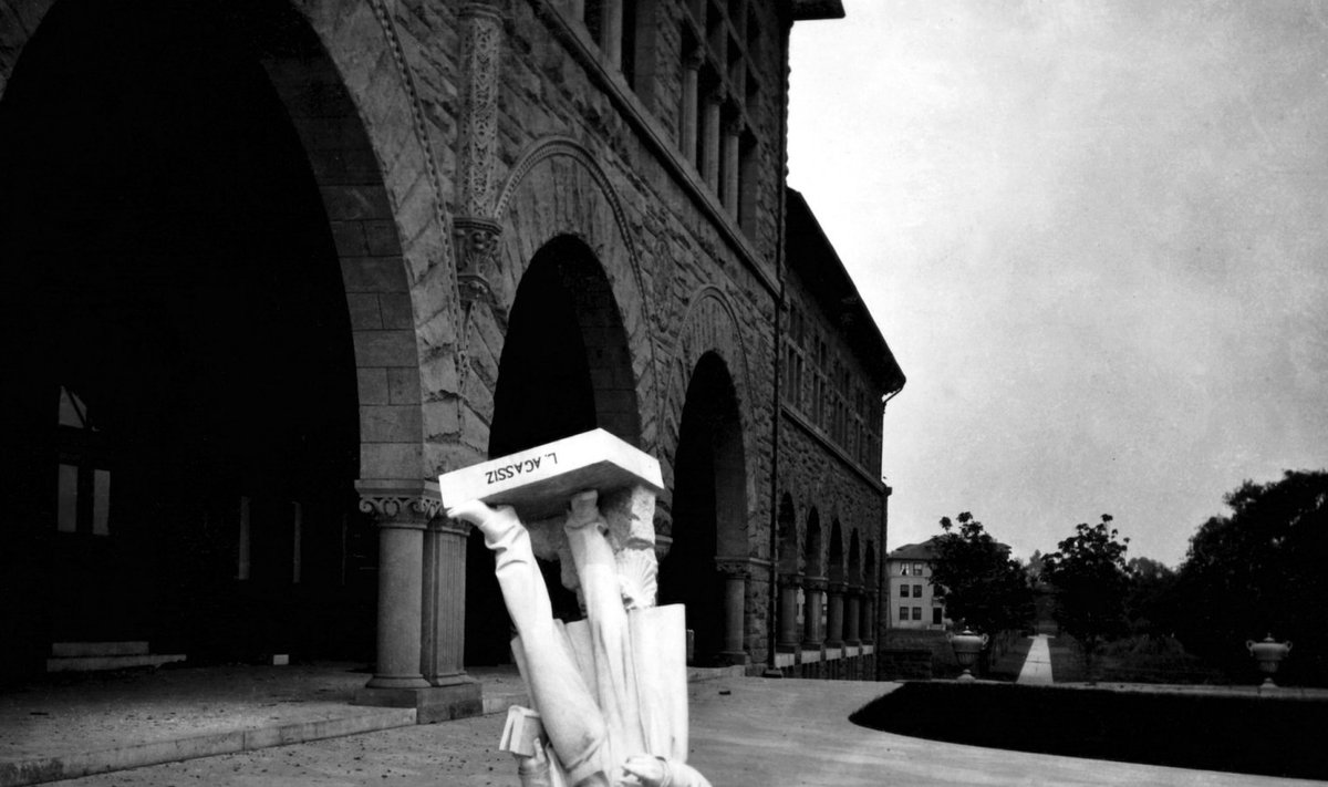 USA, San Francisco, 1906. Louis Agassiz' kuju on maavärina tagajärjel pea ees tänaval maandunud. (Foto: Wikimedia Commons / Ameerika Ühendriikide geoloogiateenistus)