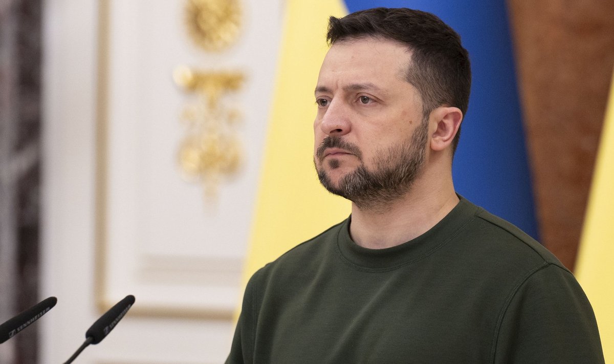 Ukrainian President Zelenskyy Presents Apartments to Soldiers and Soldiers Families