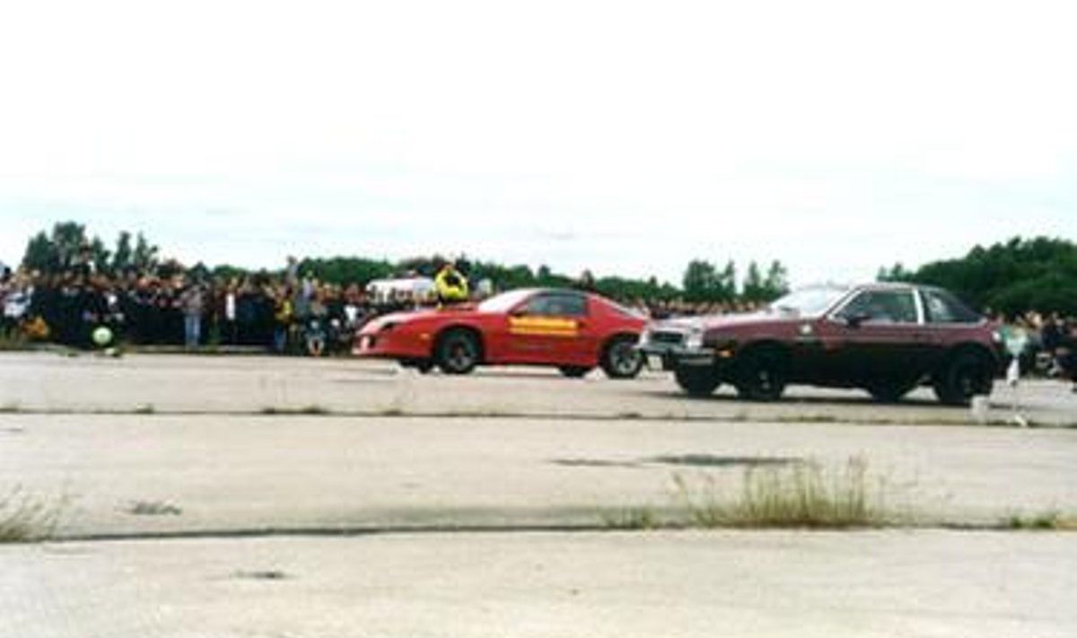 Sel aastal oli Ameerikast pärineval üritusel vähe USA päritoluga autosid, kuna Otepääl toimus sel ajal kokkutulek. Järgmisel aastal lubati siiski osaleda ning kindlasti võita. Fotol 1999 Speedest.