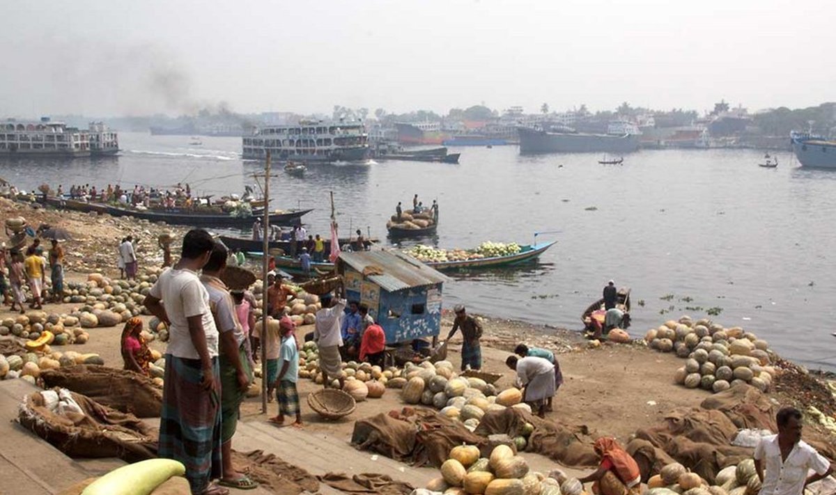 Paadimeeste impeerium: Dhakast läbi voolav Buriganga jõgi oma sadamatega on Bangladeshi tähtis liiklustee.