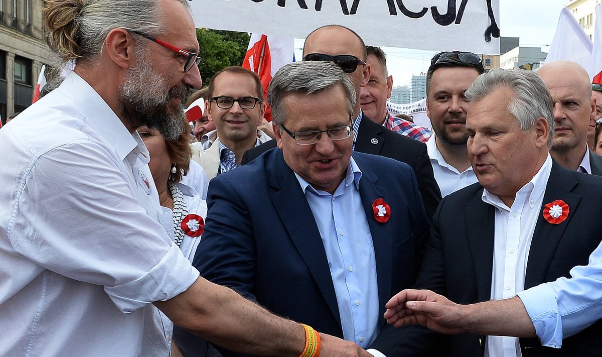 Endised Poola riigipead Aleksander Kwasniewski (paremal) ja Bronisław Komorowski (keskel) marssisid laupäeval Varssavis korraldatud meeleavalduse eesotsas, avaldades sellega pahameelt praeguse valitsuse tekitatud põhiseaduskriisi pärast.