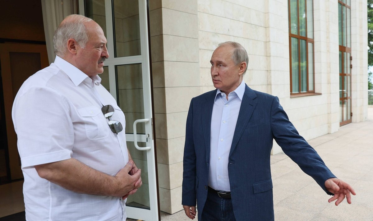 Александр Лукашенко (слева) и Владимир Путин
