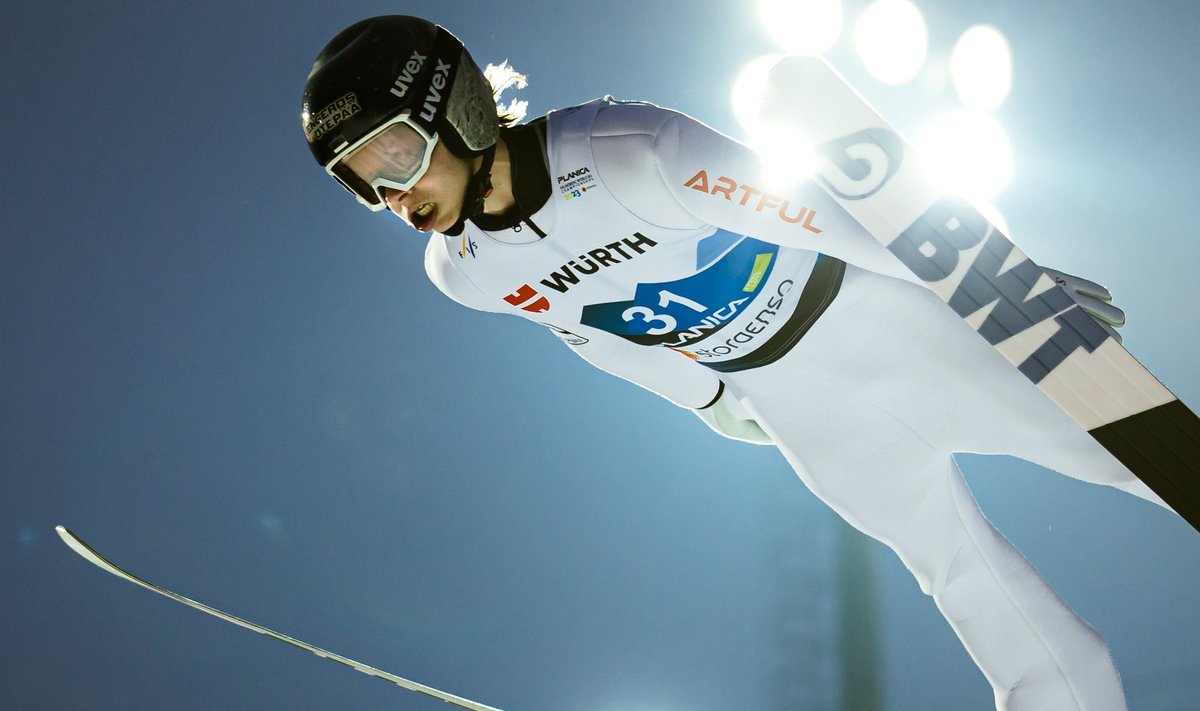 Artti Aigro lendamas suusahüppe suure mäe võistlusel.