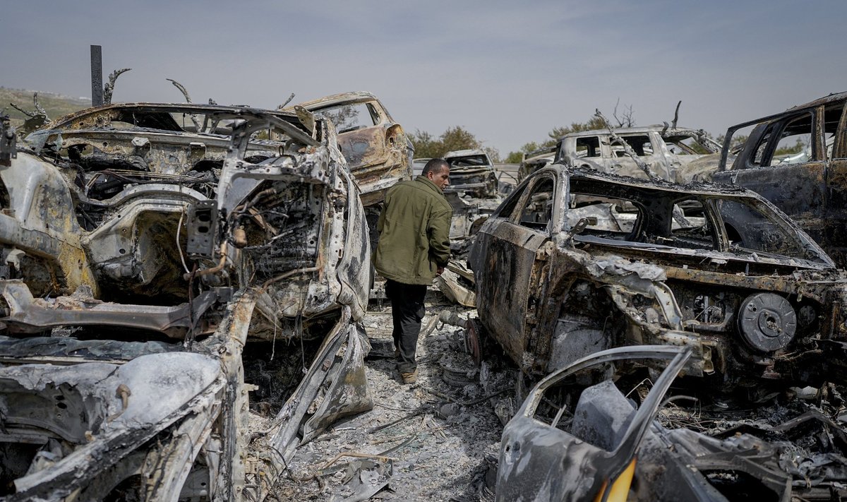 Läänekaldal põletati pühapäeval maha kümneid maju ja kuni sadakond autot. „Nad hävitasid kõik,“ ütles Huwara elanik Diaa Odeh AFP-le.