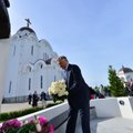 ФОТО DELFI: Владимир Якунин возложил цветы к памятнику Алексию II
