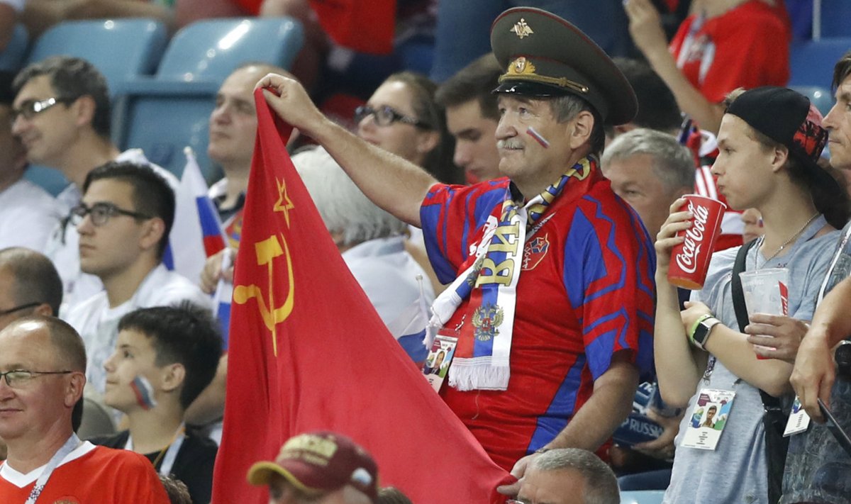 Nõukogude Liidu lipuga vene jalgpallifänn suvistel maailmameistrivõistlustel.