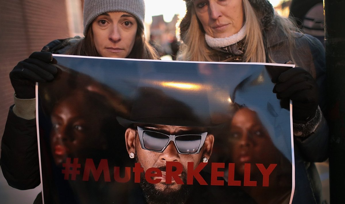Maailmakuulsa laulja R.Kelly vastu meelt avaldavad naised aasta algul Chicagos tema stuudio lähedal.