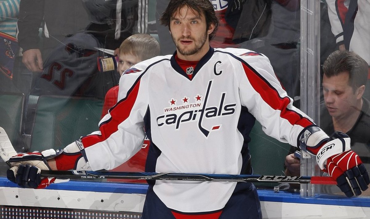 SUNRISE, FL - JANUARY 13: Alex Ovechkin #8 of the Washington Capitals prior to the game against the Florida Panthers on January 13, 2010 at the BankAtlantic Center in Sunrise, Florida.   Joel Auerbach/Getty Images/AFP