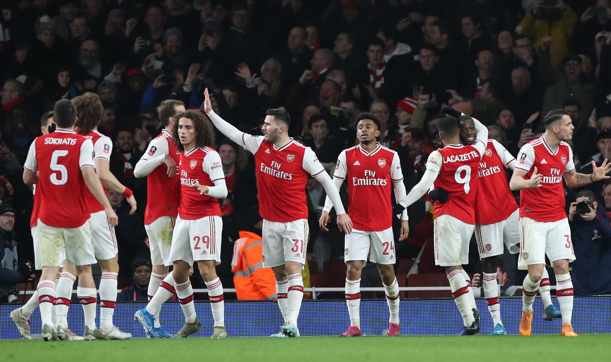 Londoni Arsenali mängijad väravat tähistamas