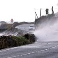 ФОТО: В результате шторма в Шотландии уже погиб один человек, порывы ветра достигают 63 м/с