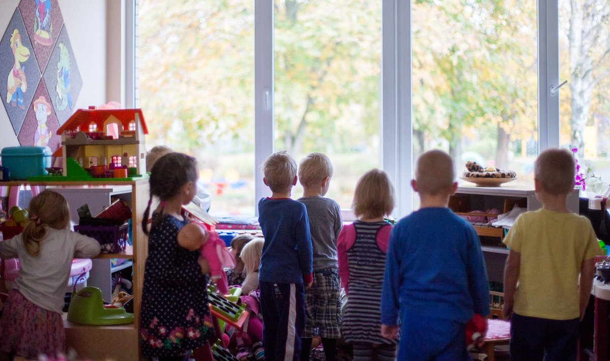 Tallinn lubab lasteaiaõpetajate ja õpetajaabide palka tõsta