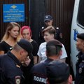 VIDEO | Jalgpalli MM-i finaalmängul väljakule jooksnud Pussy Rioti liikmed vahistati vanglaväravast väljumisel kohe uuesti