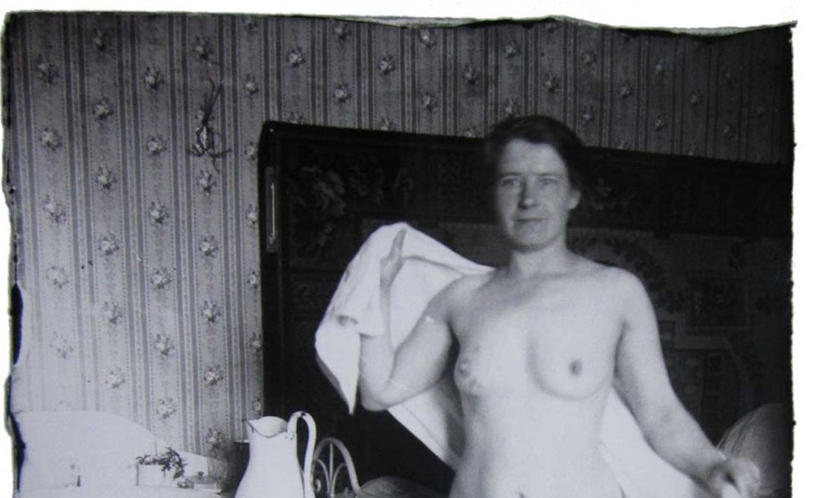Kas Mardi tänavalt? Lahke naisterahvas oma kambris. Foto tõenäoliselt möödunud sajandi algusest.