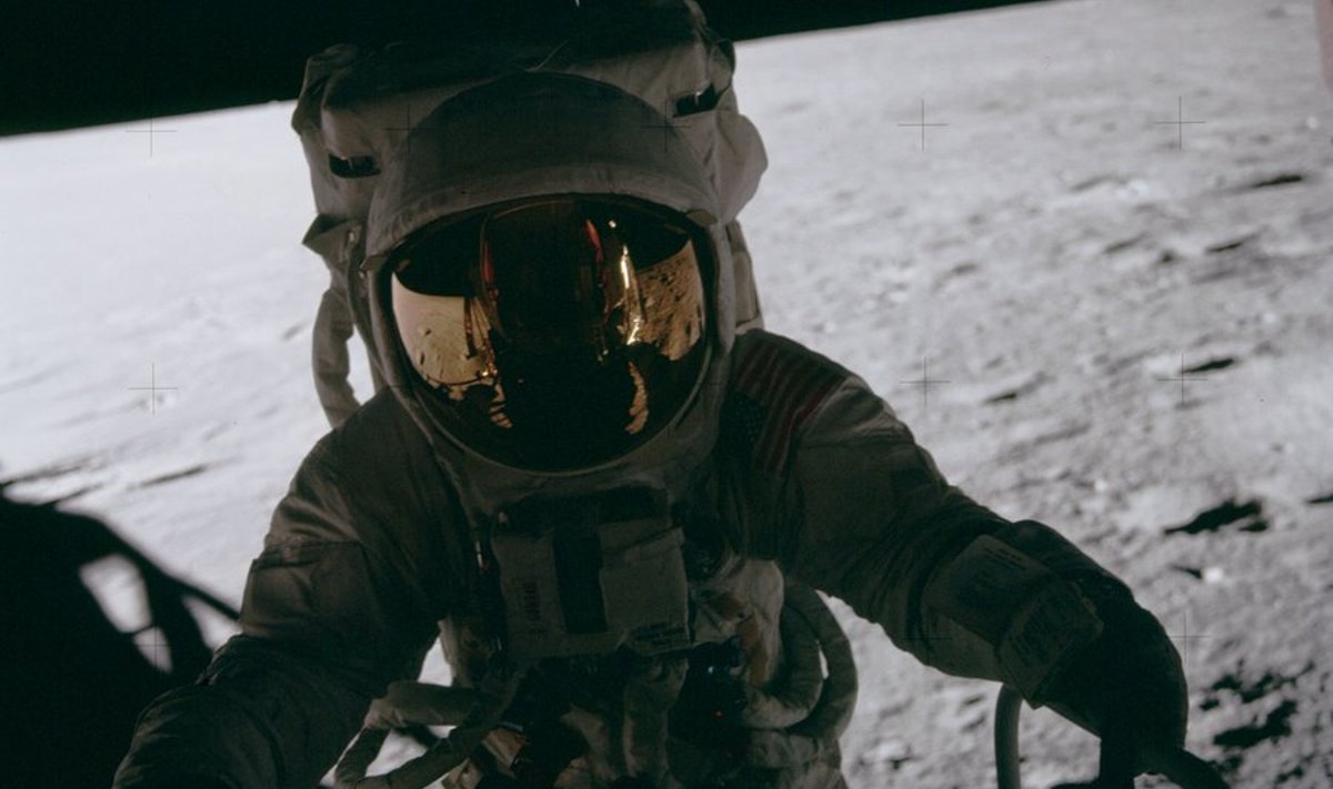 Pete Conrad laskub Kuu peale. Foto: NASA/Alan Bean