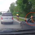 ВИДЕО: В Латвии агрессивный водитель BMW стал "звездой" соцсетей и получит штраф