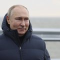 ВИДЕО |  Путин проехал по Крымскому мосту за рулем „Мерседеса“. А почему не на Aurus? 