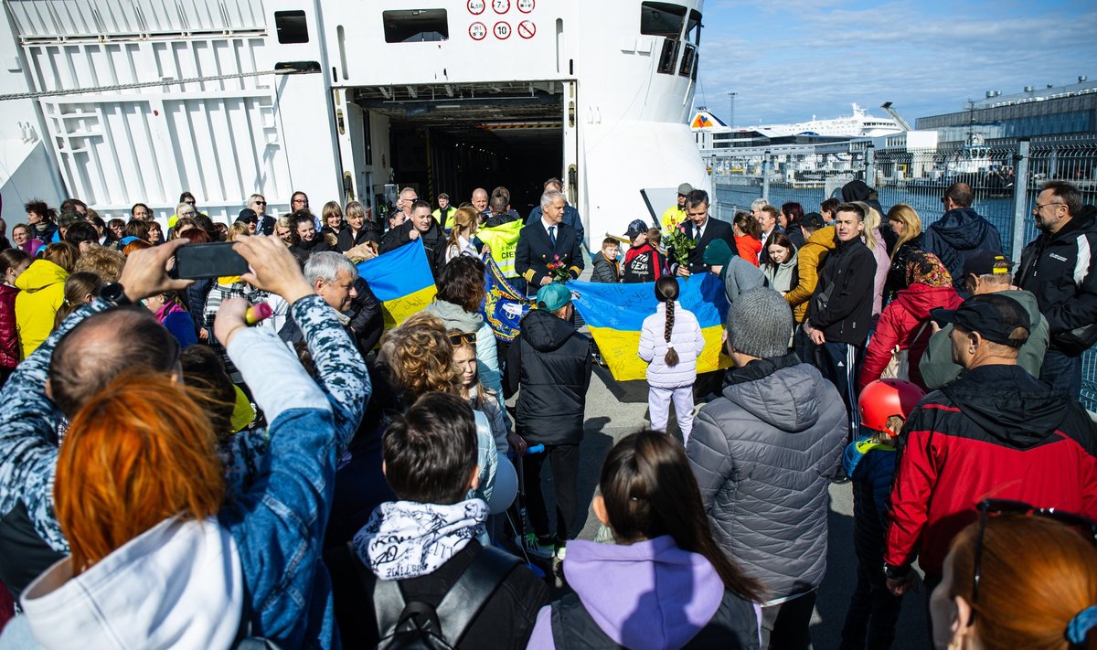 Беженцы вручили капитану парома Isabelle украинский флаг.