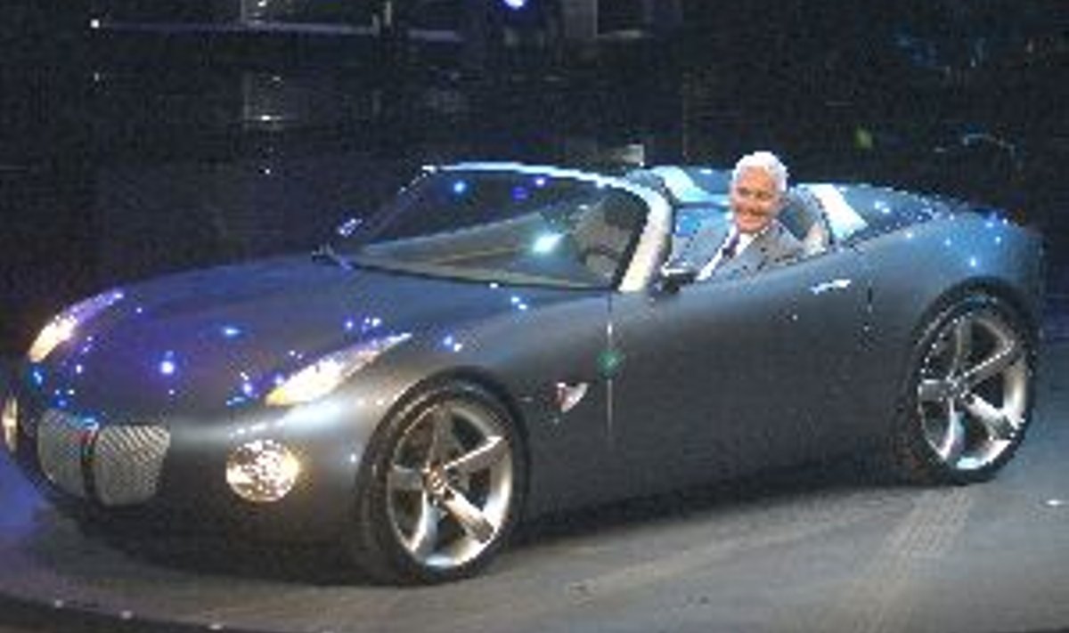 Bob Lutz saabub Pontiac Solstice Roadsteri roolis näitusestendile.  General Motors