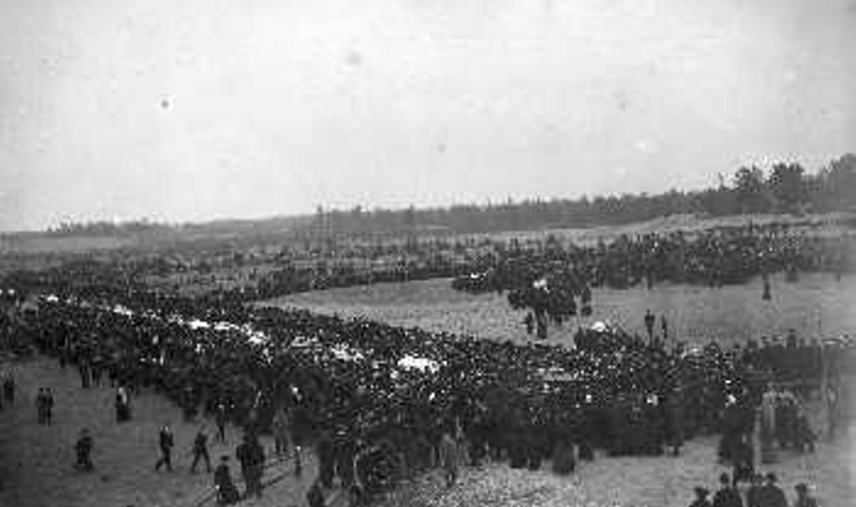 VIIMNE TEEKOND: Matuserongkäik Uue turu ohvrite kirstudega jõuab Rahumäele. Langenuid on 20. oktoobril 1905 ära saatma tulnud mitukümmend tuhat inimest. EESTI KIRJANDUSMUUSEUM