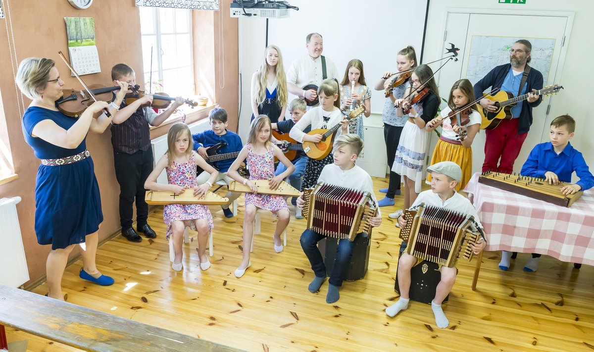 Rahvamuusikakoolis õpitakse pillimäng selgeks selleks, et koos mängimisest rõõmu tunda.