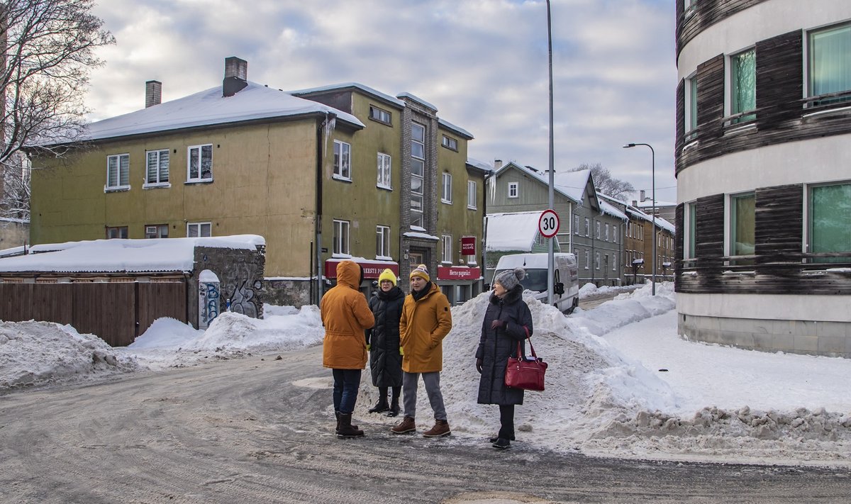 Fotol teevad linnaosavanem, MuPo kesklinna juht ning abilinnapea 2022. aasta detsembris ringkäiku Tatari-Veerenni asumites.