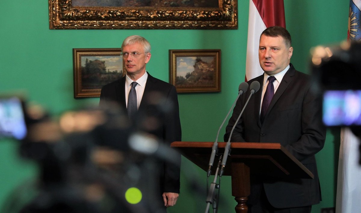 Läti president Raimonds Vējonis (paremal) ja uus peaministrikandidaat Krišjānis Kariņš eile Riias presidendilossis pressikonverentsil